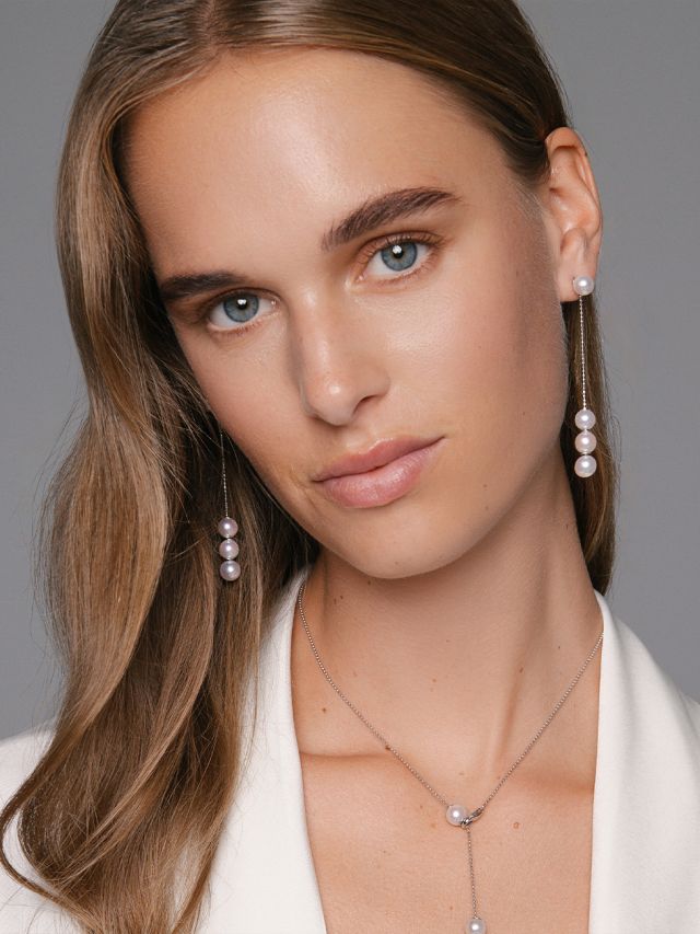 Weibliches Model tr&auml;gt &Uuml;erlohrh&auml;nger und eine Y-Kette mit Perlenelementen aus der Transformers Kollektion von Yana Nesper. 