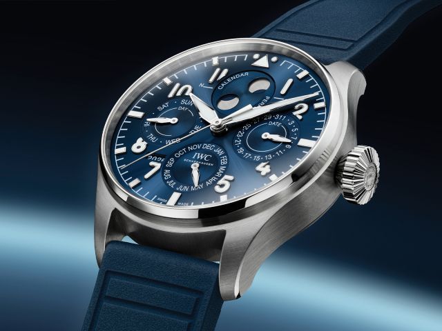 IWC Pilot&rsquo;s Watch Perpetual Calendar mit blauem Zifferblatt und blauem Armband auf blauem Hintergrund