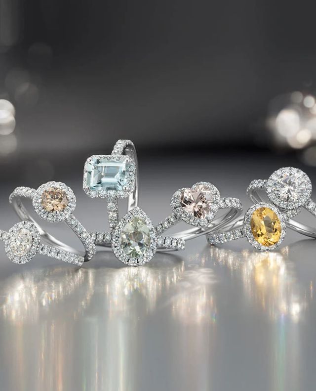 Capolavoro Diamantringe in Weissgold mit Diamanten und teilweise Farbedelsteinen auf grauem Hintergrund