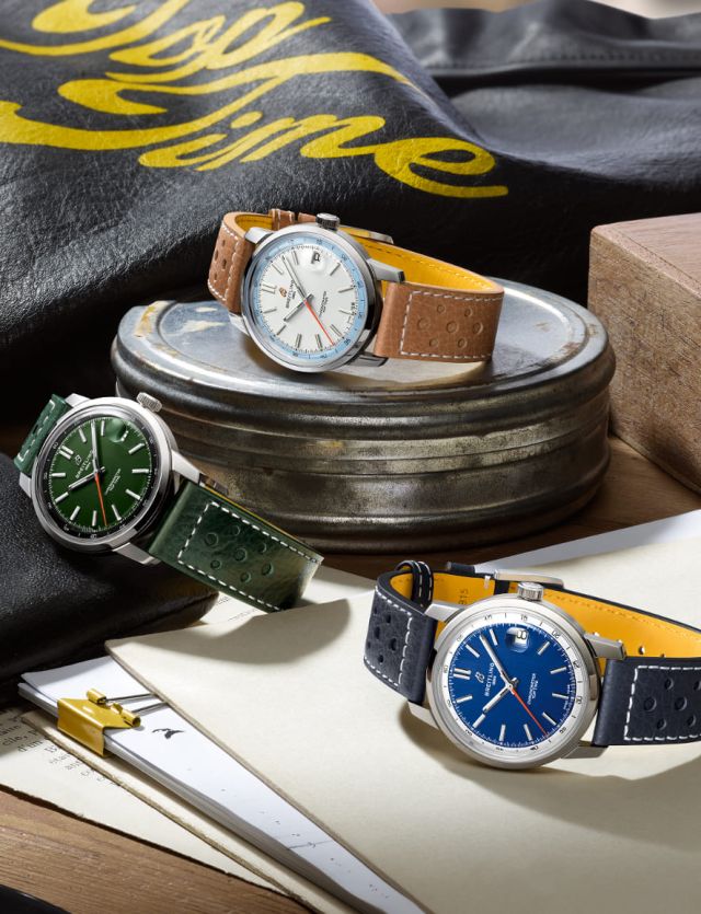Drei Breitling TOP Time B31 Uhrenmodelle liegen nebeneinander