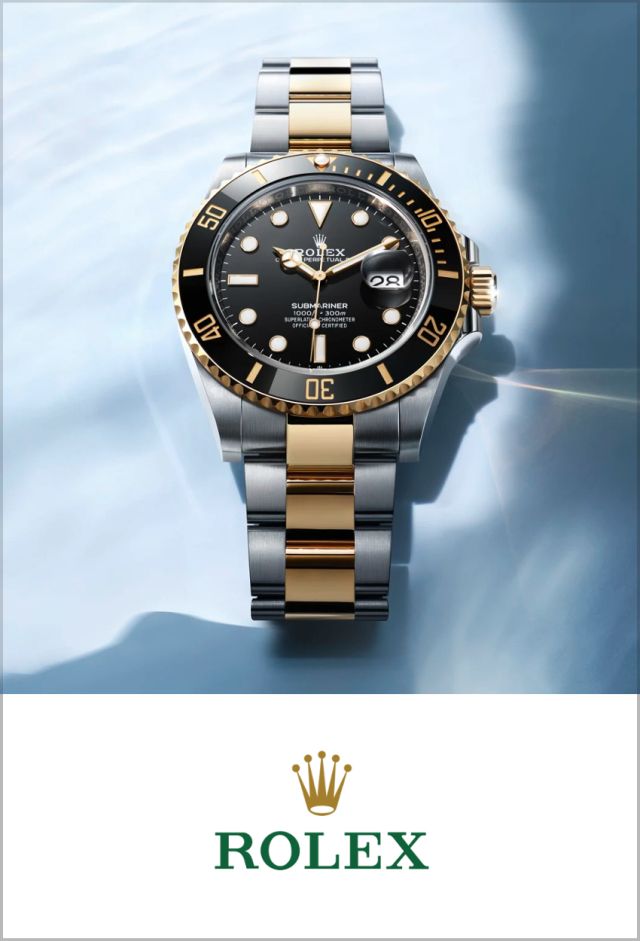 Rolex Submariner Date Stahl-Gold mit schwarzem Zifferblatt vor Meereshintergrund &uuml;ber Rolex Markenlogo