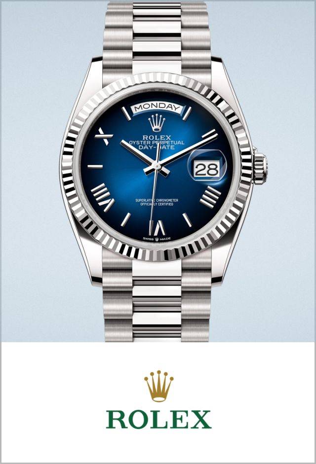 Luxuriöse Rolex Day-Date Uhr aus Edelstahl mit blauem Zifferblatt und darunter platziertem Rolex Markenlogo auf hellem Hintergrund