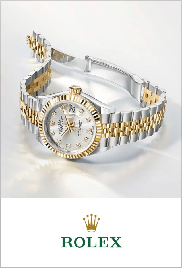 Rolex Lady Datejust in Stahl-Gold mit Perlmuttzifferblatt und geriffelter L&uuml;nette seitlich auf hellgrauem Hintergrund liegend, darunter das Rolex Logo auf wei&szlig;em Hintergrund