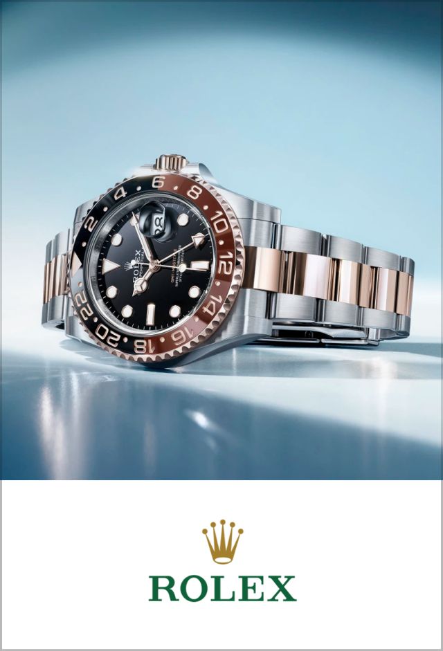 Rolex GMT-Master II in Stahl Rosegold mit schwarzem Zifferblatt und schwarz-brauner L&uuml;nette seitlich auf blauem Hintergrund liegend, darunter das Rolex Logo auf wei&szlig;em Hintergrund