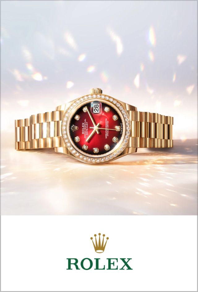 Rolex Datejust aus Gelbgold mit rotem Ombré-Zifferblatt und diamantbesetzter Lünette auf hellem, funkelndem Hintergrund. Darunter das Rolex-Logo mit goldener Krone auf weißem Hintergrund.