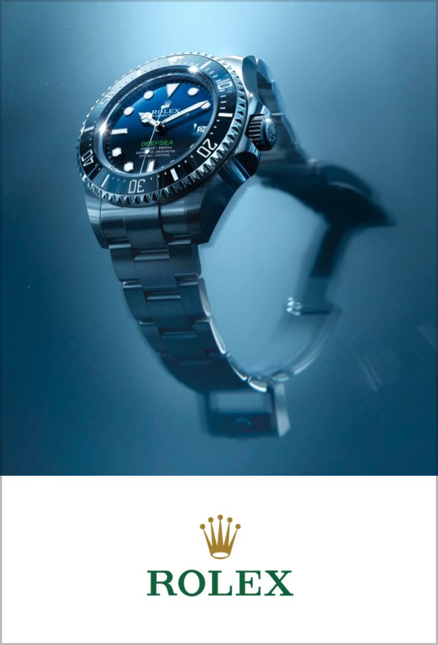 Oyster Perpetual Rolex Deepsea Ref. M136660-0005 mit Meereshintergrund, darunter das Rolex Logo auf wei&szlig;em Hintergrund