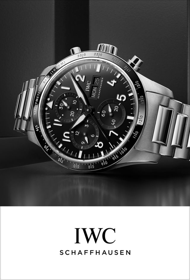 IWC Pilot’s Watch Chronograph aus Edelstahl mit schwarzem Zifferblatt und Stahlarmband, seitlich in Nahaufnahme dargestellt, darunter das IWC-Schaffhausen-Logo.