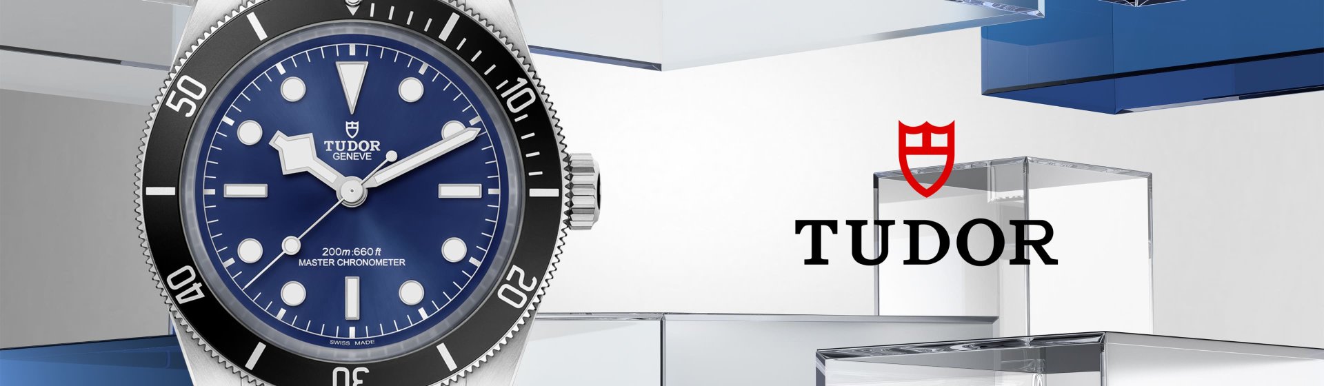 Links Tudor Black Bay 68 Uhr in Stahl mit schwarzer Luenette und blauem Zifferblatt, rechts daneben TUDOR Logo vor blau-grauem Lifestylehintergrund