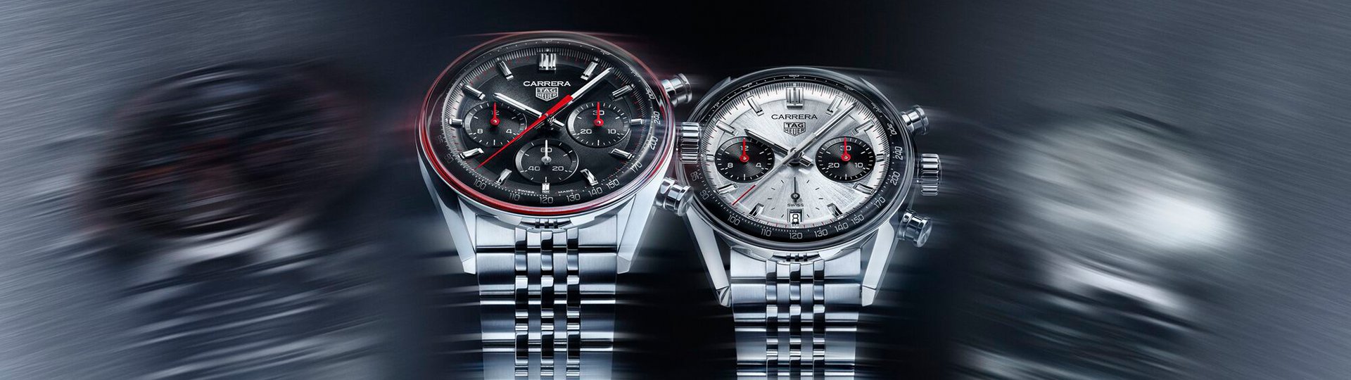 Zwei TAG Heuer Carrera Chronographen aus Edelstahl mit schwarzem und silbernem Zifferblatt, rote Akzente, sportlich-elegantes Design, dargestellt vor dynamisch verschwommenem Hintergrund.