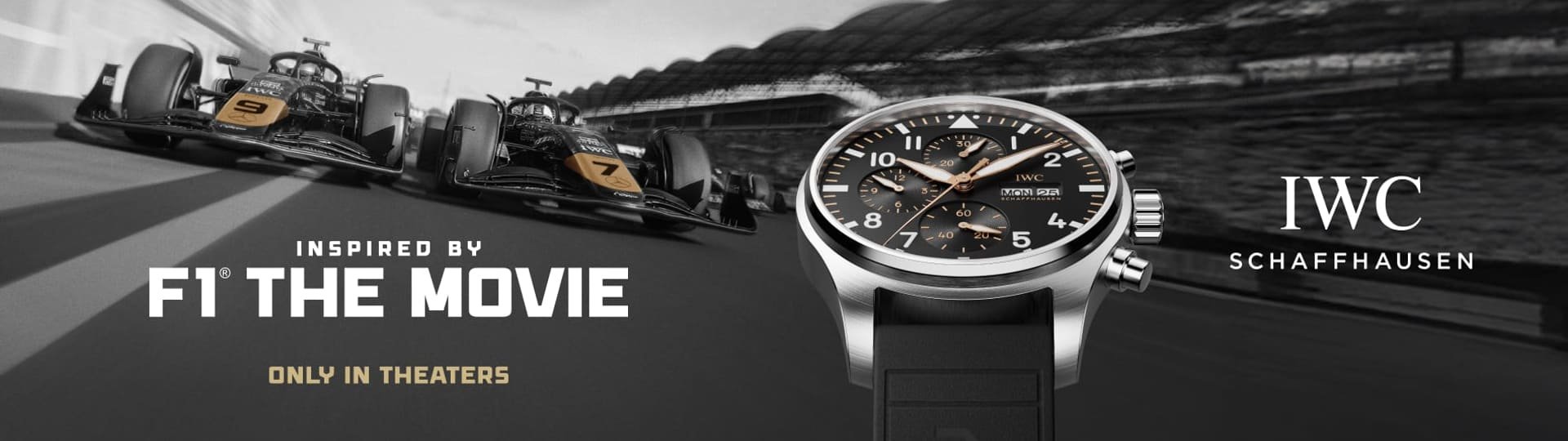 Zwei F1-Rennwagen mit IWC-Logo auf der Rennstrecke; rechts eine IWC Pilotenuhr mit ‚Inspired by F1 The Movie – Only in Theaters‘.