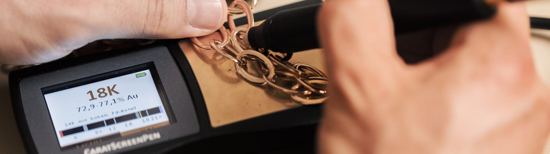 Zertifizierter Goldexperte bei Juwelier Mühlbacher prüft Schmuckkette auf Feingehalt – transparenter Goldankauf in Regensburg.