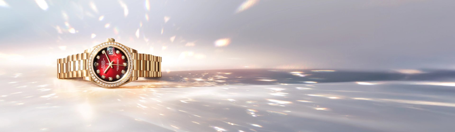 Luxuriöse Rolex Datejust in Gelbgold mit rotem Zifferblatt und Diamantindizes, stilvoll inszeniert im weiten, lichtdurchfluteten Panorama.