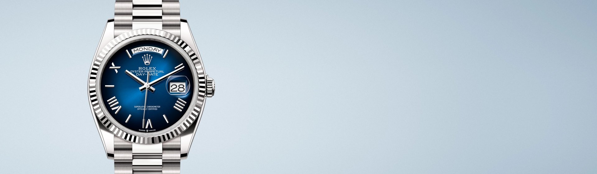 Elegante Rolex Day-Date Herrenuhr aus Edelstahl mit tiefblauem Zifferblatt, r&ouml;mischen Indizes, geriffelter L&uuml;nette und integrierter Datums- und Wochentagsanzeige