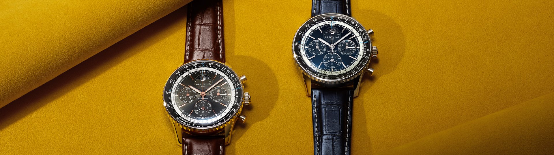 Breitling Navitimer B19 Chronograph Perpetual Calendar mit blauem und schwarzem Zifferblatt auf Lederarmband vor gelbem Hintergrund