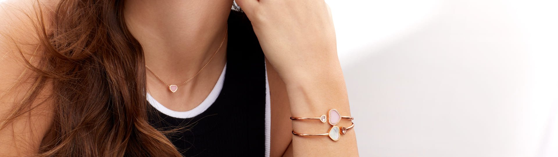 Weibliches Model mit My Happy Hearts Ohrringe, M Happy Hearts Halskette mit Anhaenger und zwei Happy Hearts Armreifen von Chopard