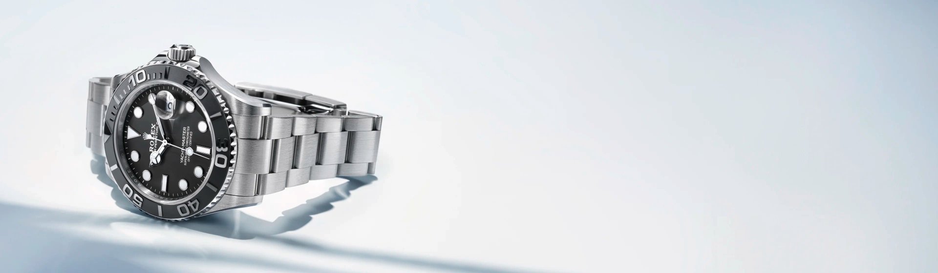 Luxuriöse Rolex Yacht-Master Armbanduhr aus Edelstahl mit schwarzem Zifferblatt und Cerachrom-Lünette – stilvolle Herrenarmbanduhr auf hellem Hintergrund