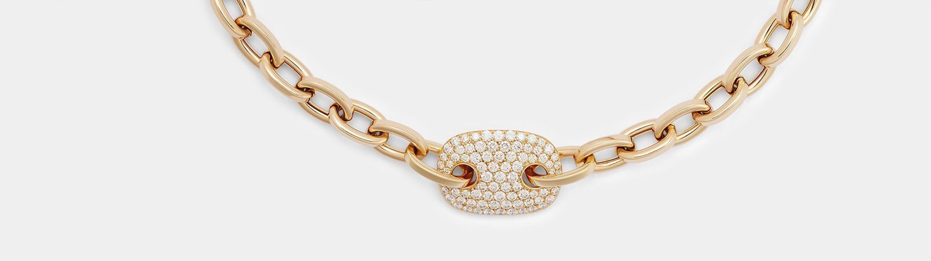 os&eacute;goldenes Collier aus der Join Kollektion von Crivelli mit markantem Kettenglied-Design und diamantbesetztem Mittelglied, freigestellt auf hellem Hintergrund