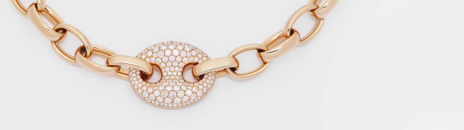 Ros&eacute;goldenes Collier aus der Sailor Kollektion von Crivelli mit kr&auml;ftigem Kettenglied-Design und rundem, pav&eacute;gefasstem Diamantelement, freigestellt auf hellem Hintergrund