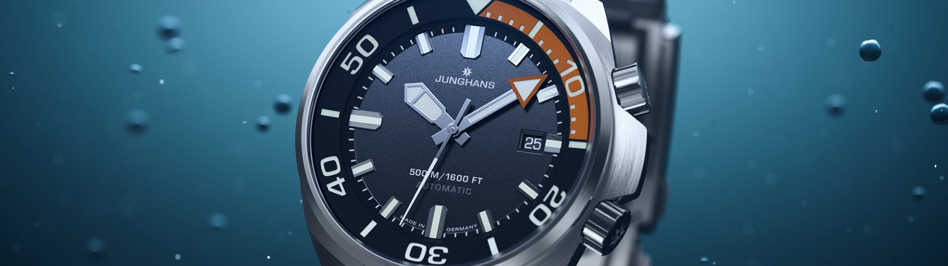 Detailaufnahme der Junghans Aquaris Diver mit Leuchtindizes und orange markiertem Drehring vor Unterwasser-Hintergrund.