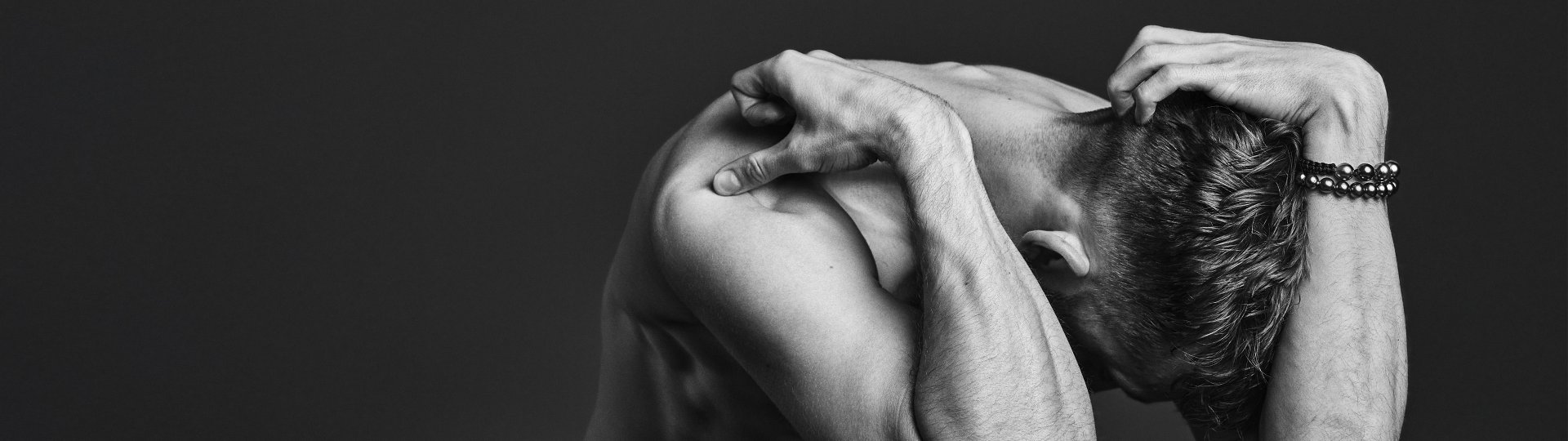 Model trägt mehrere Perlenarmbänder der Gellner Bold Kollektion am Handgelenk.