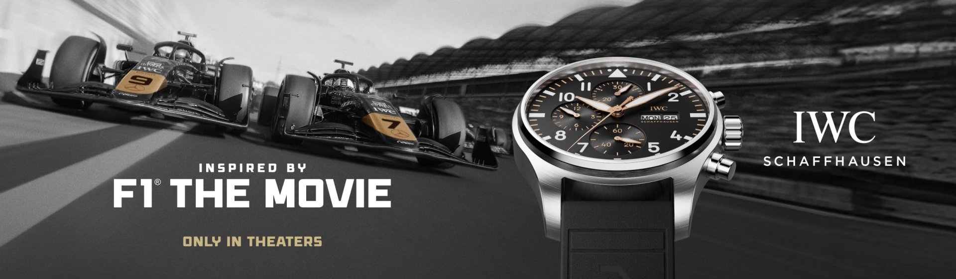 Zwei F1-Rennwagen mit IWC-Logo auf der Rennstrecke; rechts eine IWC Pilotenuhr und das Logo ‚IWC Schaffhausen‘, darunter ‚Inspired by F1 The Movie – Only in Theaters‘.