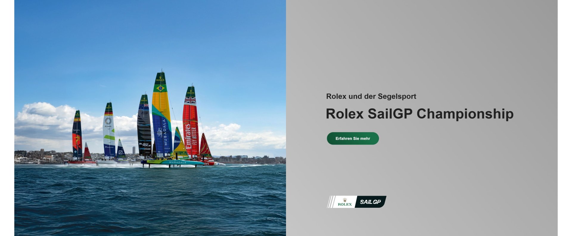 Mehrere bunte Hightech-Katamarane segeln bei der Rolex SailGP Championship über das Meer, gesponsert von Rolex, vor blauem Himmel und Küstenlandschaft.
