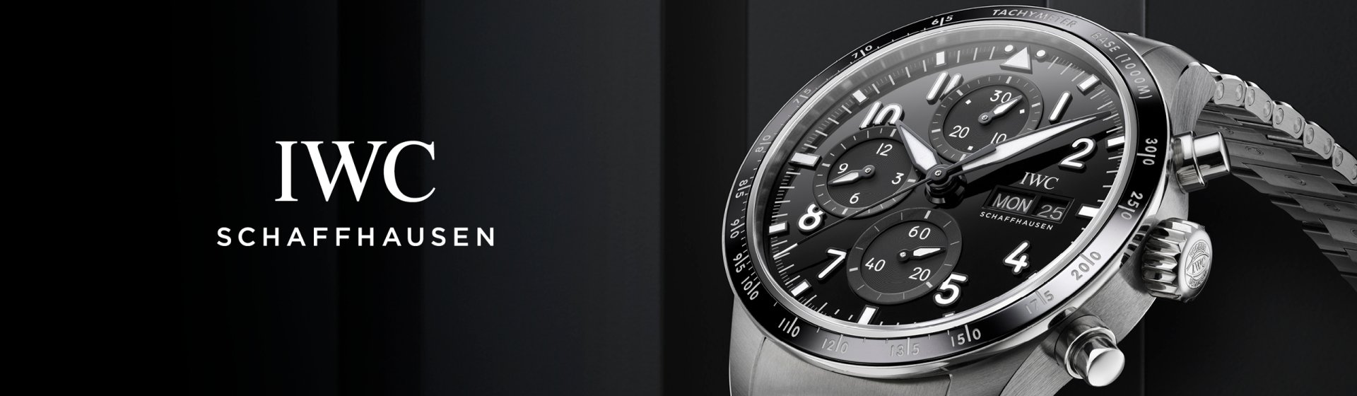 Breites Banner mit IWC-Schaffhausen-Logo links und einer IWC Pilot’s Watch Chronograph aus Edelstahl mit schwarzem Zifferblatt und Stahlarmband rechts in Nahaufnahme.