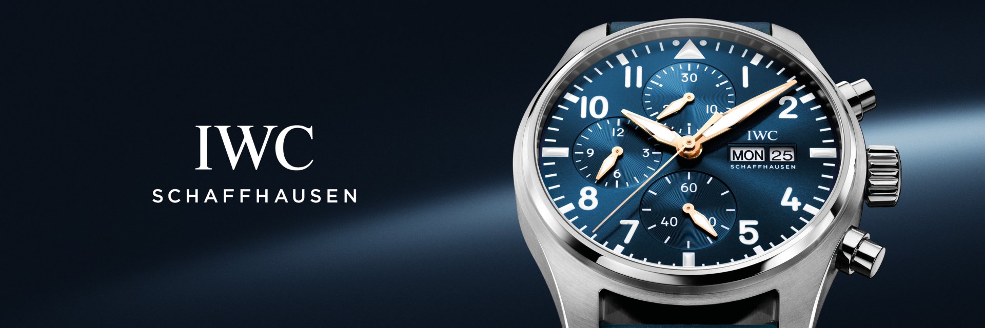 IWC Pilot’s Watch Chronograph Le Petit Prince vor blauem Hintergrund, links daneben das IWC Schaffhausen Logo