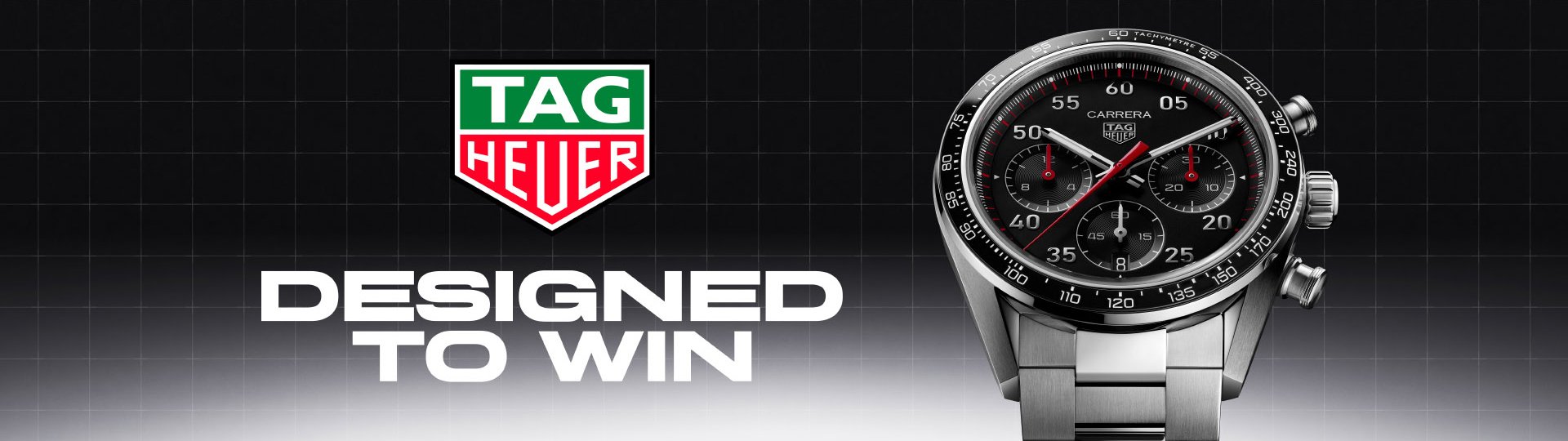 Rechts TAG Heuer Carrera Chronograph in Stahl mit schwarzer Lünette und Zifferblatt vor schwarz-weissem Hintergrund. Links daneben TAG Heuer Logo und Designed to Win Schriftzug.