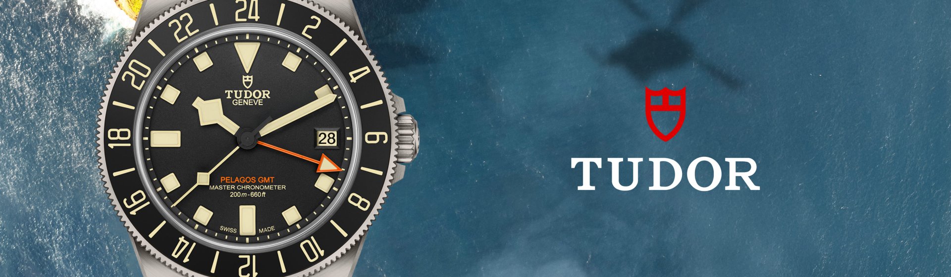 Tudor Pelagos FXD GMT Uhr in Titan mit schwarzer Luenette und Zifferblatt und militarygruenem Textilband vor Wasserhintergrund