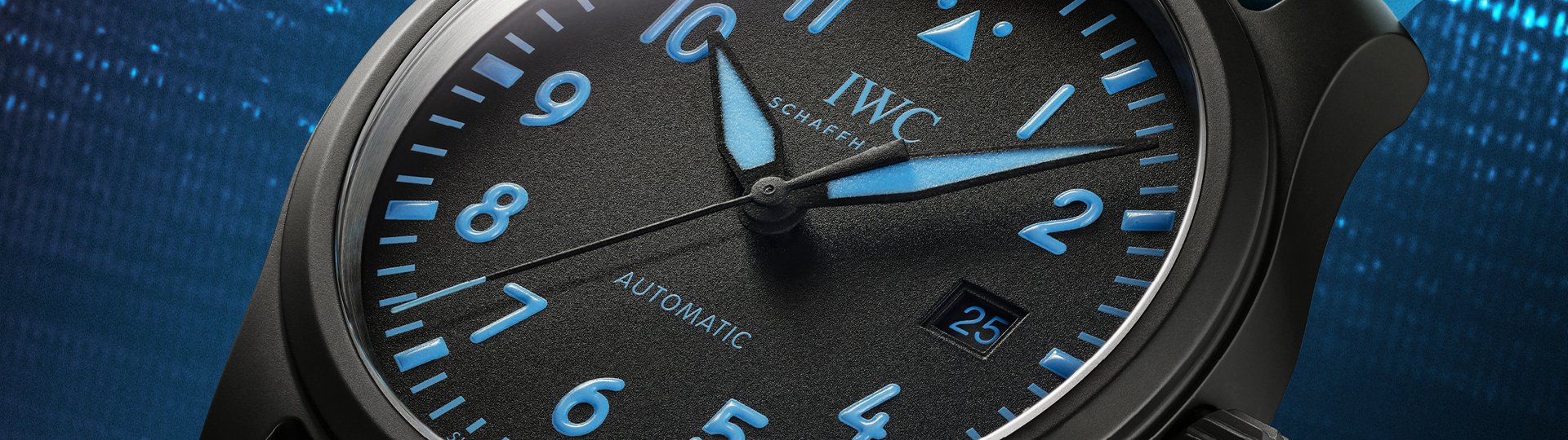 IWC Pilot’s Watch George Russell mit schwarzem Zifferblatt, blauen Leuchtziffern und Automatikwerk in Nahaufnahme