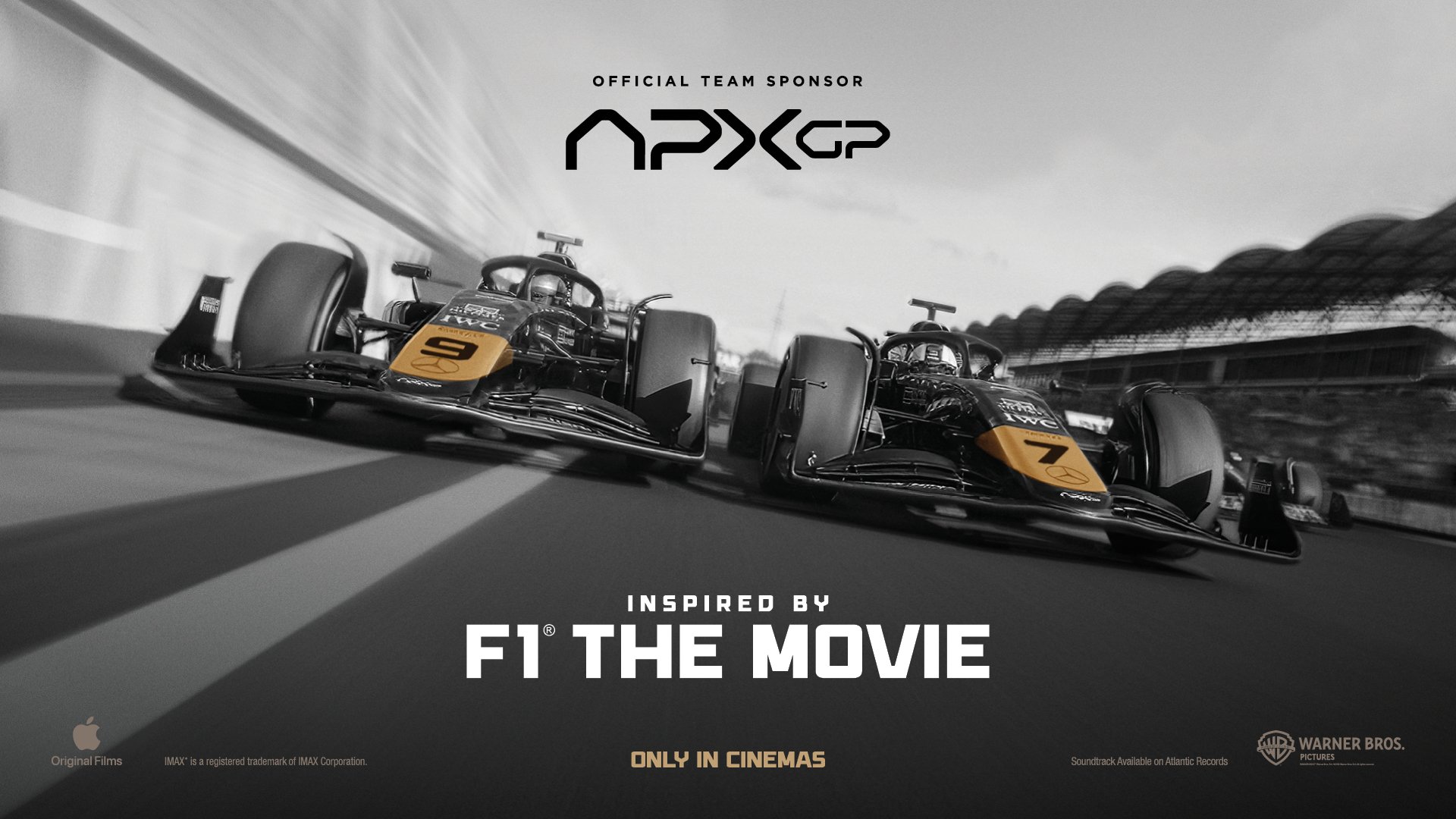 Zwei Rennwagen rasen Seite an Seite auf einer Strecke, mit den Nummern 9 und 7. Oben steht „Official Team Sponsor APX GP“, unten der Titel „Inspiriert von F1 The Movie – Nur im Kino“