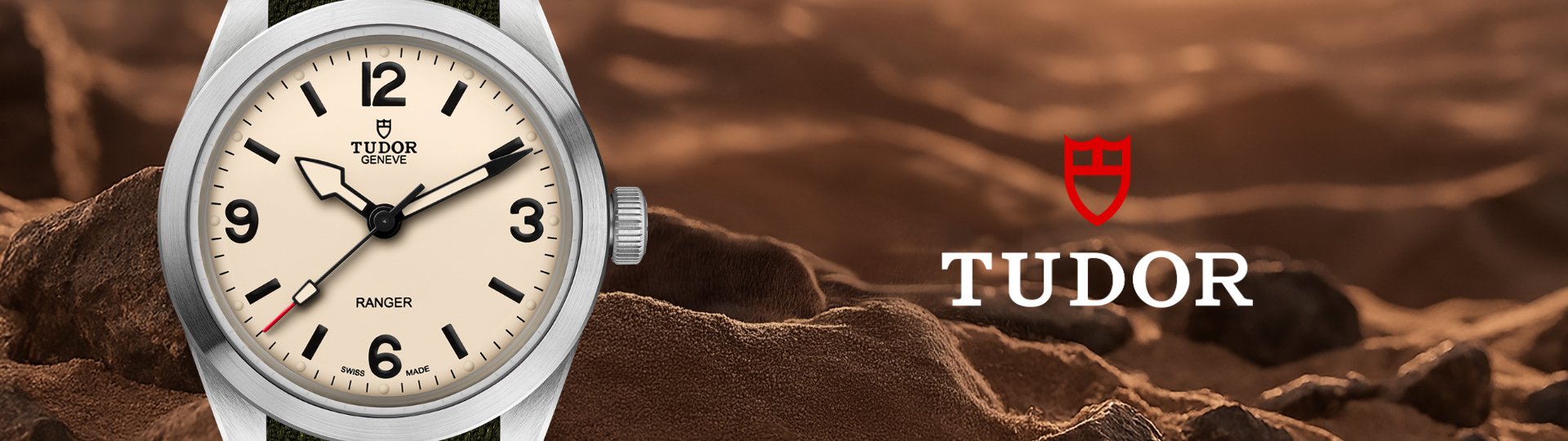 Detailansicht der TUDOR Ranger mit neuem Zifferblatt in „Dust“, vor einer sandigen Felslandschaft, daneben das TUDOR Logo.