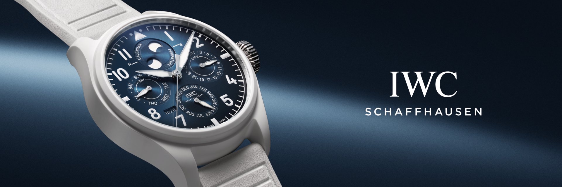 IWC Pilot’s Watch mit blauem Zifferblatt und ewigem Kalender, links im Bild, rechts das IWC Schaffhausen Logo