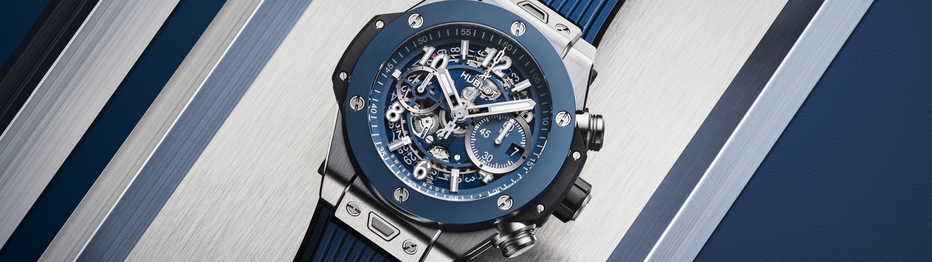 Hublot Big Bang Unico Titanium Blue Ceramic auf dem Gehaeuseboden liegend