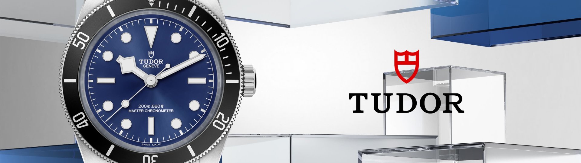 Links Tudor Black Bay 68 Uhr in Stahl mit schwarzer Luenette und blauem Zifferblatt, rechts daneben TUDOR Logo vor blau-grauem Lifestylehintergrund