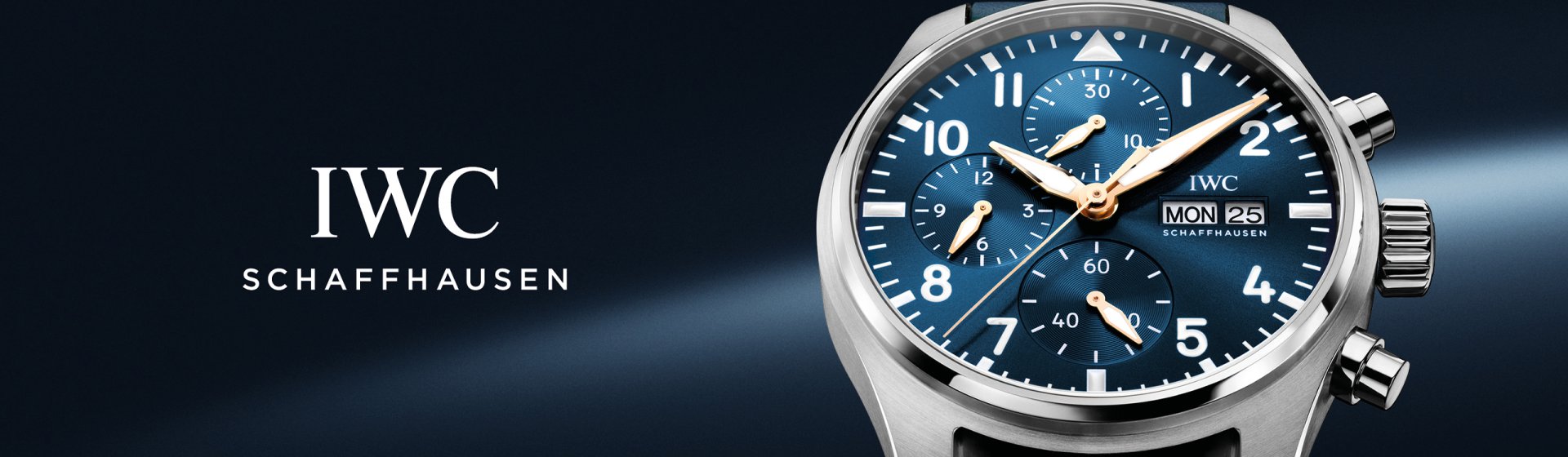 Fliegeruhr IWC Pilot&rsquo;s Watch Chrono Le Petit Prince mit blauem Zifferblatt, rechts platziert, links das IWC Logo auf blauem Hintergrund