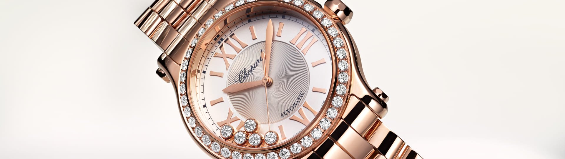 Chopard Happy Sport Damenuhr mit Gehaeuse und Band in Rosegold, Diamantluenette, silbernem Zifferblatt mit 5 beweglichen Diamanten auf hellem Hintergrund