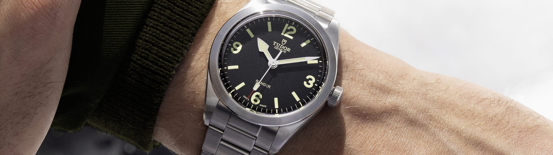 TUDOR Ranger Uhr in Stahl mit schwarzem Zifferblatt an einem Herrenhandgelenk getragen