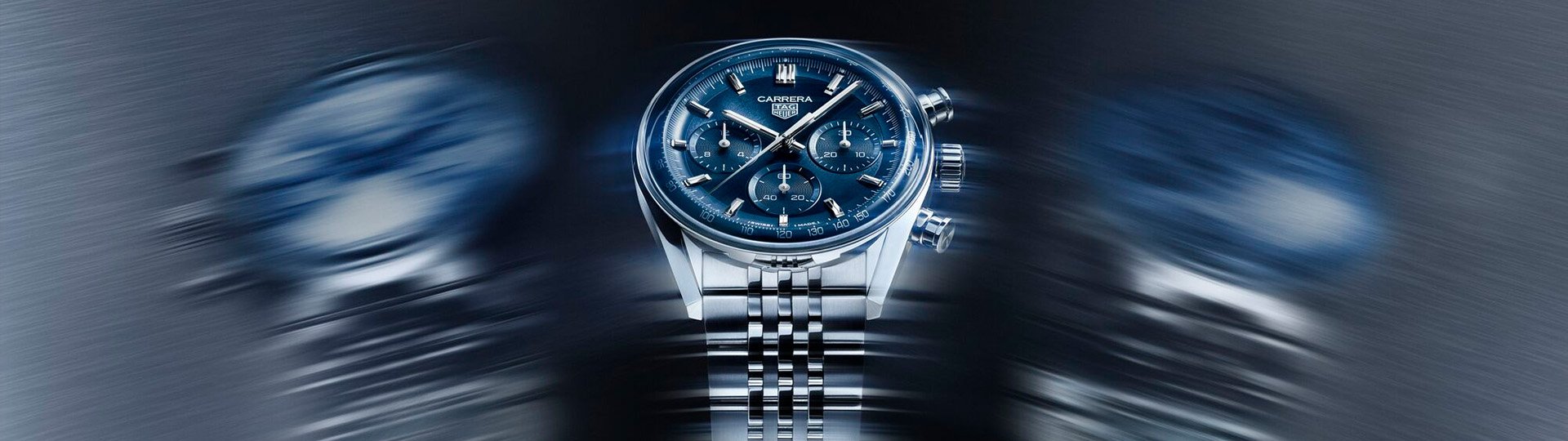 TAG Heuer Carrera Chronograph aus Edelstahl mit blauem Zifferblatt und Metallarmband, moderne Luxusuhr mit dynamischem Bewegungshintergrund.