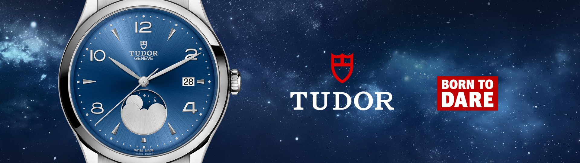 TUDOR 1926 Luna Armbanduhr mit Edelstahlarmband, blauem Zifferblatt mit Mondphase bei 6 Uhr, rechts daneben das rote TUDOR Logo und der Schriftzug „Born to Dare“ vor einem Nachthimmel.