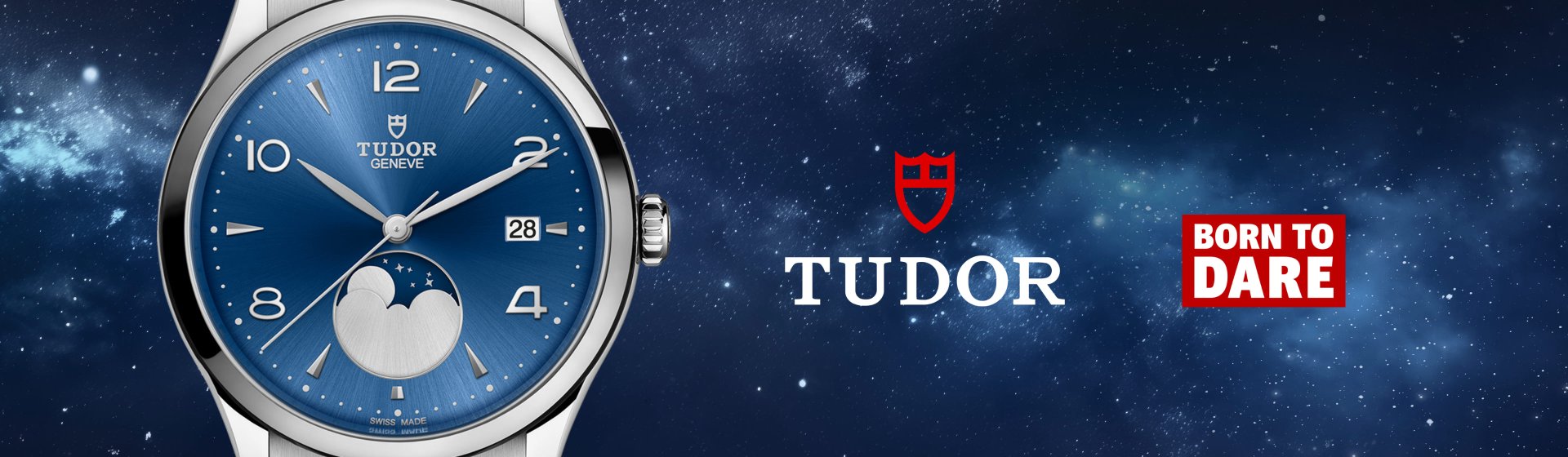 TUDOR 1926 Luna Armbanduhr mit Edelstahlarmband, blauem Zifferblatt mit Mondphase bei 6 Uhr, rechts daneben das rote TUDOR Logo und der Schriftzug „Born to Dare“ vor einem Nachthimmel.