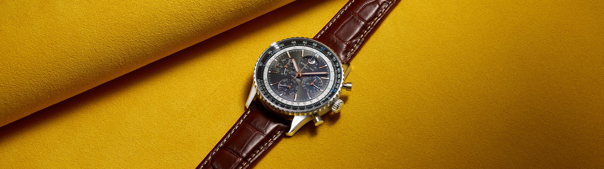 Breitling Navitimer B19 Chronograph Perpetual Calendar mit schwarzem Zifferblatt und braunem Lederarmband in Nahaufnahme