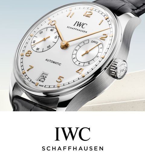 IWC Schaffhausen Portugieser Automatic 42 in Stahl mit silberweissem Zifferblatt mit rosegoldenen Applikationen leicht seitlich vor hellblau-beigefarbenem Hintergrund und IWC Logo darunter