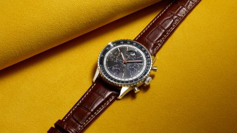 Breitling Navitimer B19 Chronograph Perpetual Calendar mit schwarzem Zifferblatt und braunem Lederarmband in Nahaufnahme Breitling Navitimer B19 Chronograph Perpetual Calendar mit schwarzem Zifferblatt und braunem Lederarmband in Nahaufnahme