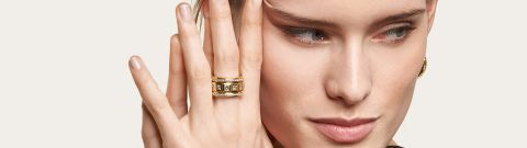 Weibliches Model mit gelbgoldenen Curriculum Vitae Ring mit quadratischen Diamanten am Mittelfinger getragen Weibliches Model mit gelbgoldenen Curriculum Vitae Ring mit quadratischen Diamanten am Mittelfinger getragen