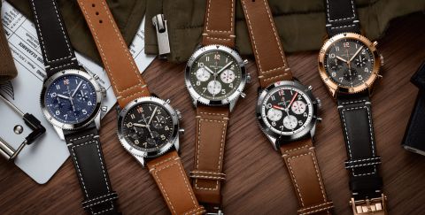 Fünf Classic AVI Chronographen von Breitling auf Holzhintergrund liegend Fünf Classic AVI Chronographen von Breitling auf Holzhintergrund liegend