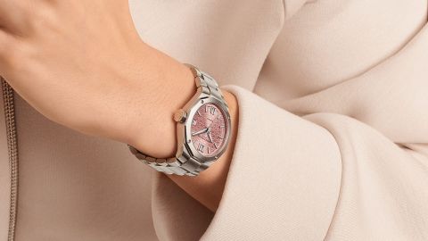 Maurice Lacroix Aikon Uhr in Stahl mit rosefarbenem Zifferblatt an Damenhandgelenk getragen Maurice Lacroix Aikon Uhr in Stahl mit rosefarbenem Zifferblatt an Damenhandgelenk getragen