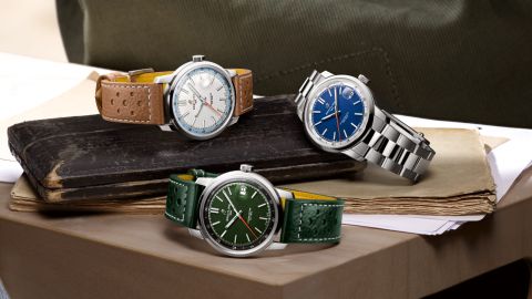 Drei Breitling TOP Time B31 Uhrenmodelle liegen nebeneinander
