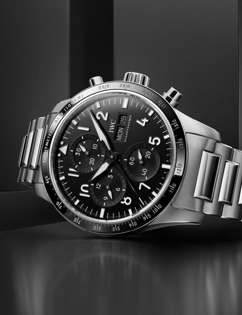 IWC Pilot’s Watch Chronograph aus Edelstahl mit schwarzem Zifferblatt, arabischen Ziffern und drei Totalisatoren, in einer detailreichen Nahaufnahme liegend dargestellt.